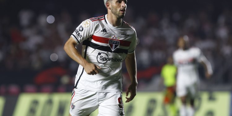 São Paulo F.C. – Calleri é submetido a artroscopia no tornozelo direito São Paulo F.C. – Calleri é submetido a artroscopia no tornozelo direito