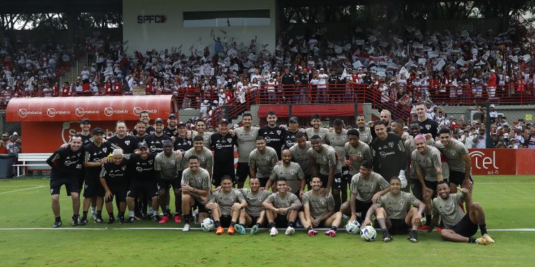 São Paulo F.C. – Elenco faz treino especial no Dia das Crianças São Paulo F.C. – Elenco faz treino especial no Dia das Crianças