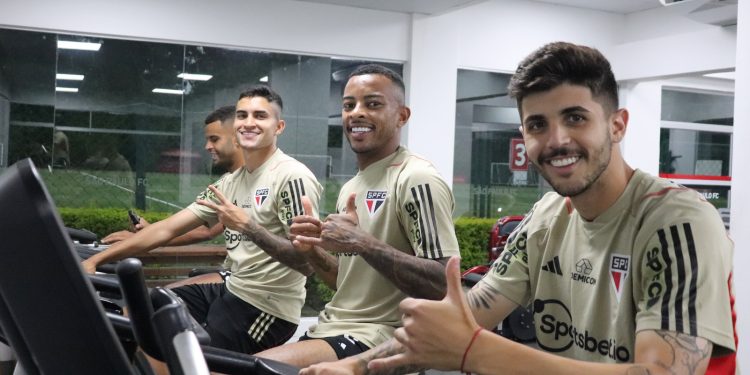 São Paulo F.C. – Com chuva e raios, elenco realiza atividades na academia
