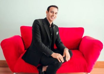 Sem medo da guerra, ator e influencer Tácito Cury se prepara para viajar aos Emirados Árabes no próximo dia 21