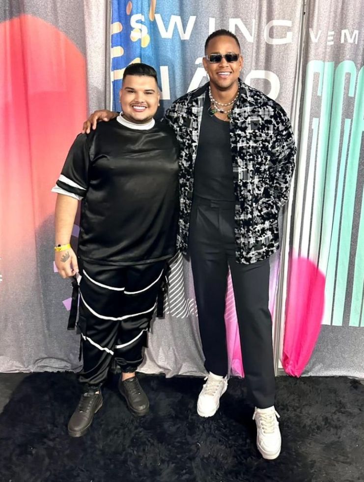 Influencer Heitor Ximenes com o cantor Léo Santana - Foto Acervo Pessoal