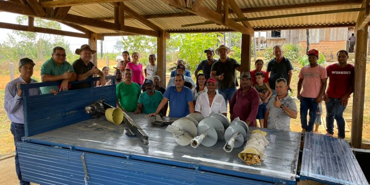 Deputado Pedro Fernandes realizou entrega de implementos agrícolas em Cujubim