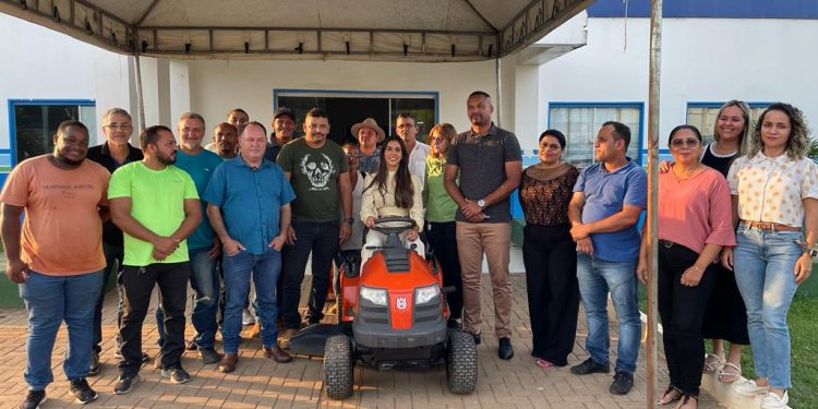 Deputado estadual Pedro Fernandes participa da entrega de trator cortador de grama em Cujubim