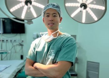 Dr. Seung Lee é cirurgião plástico especialista em cirurgias de Lipo HD, cirurgias da mama e Abdominoplastia HD