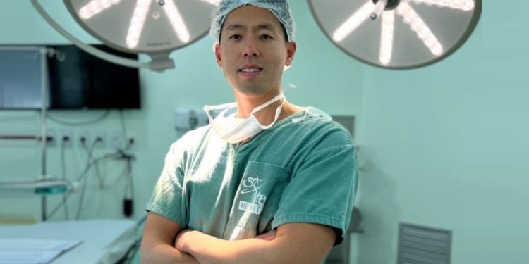 Dr. Seung Lee é cirurgião plástico especialista em cirurgias de Lipo HD, cirurgias da mama e Abdominoplastia HD