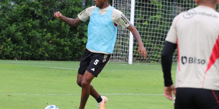 São Paulo F.C. – Elenco se reapresenta com os retornos de Arboleda, Ferraresi e James São Paulo F.C. – Elenco se reapresenta com os retornos de Arboleda, Ferraresi e James