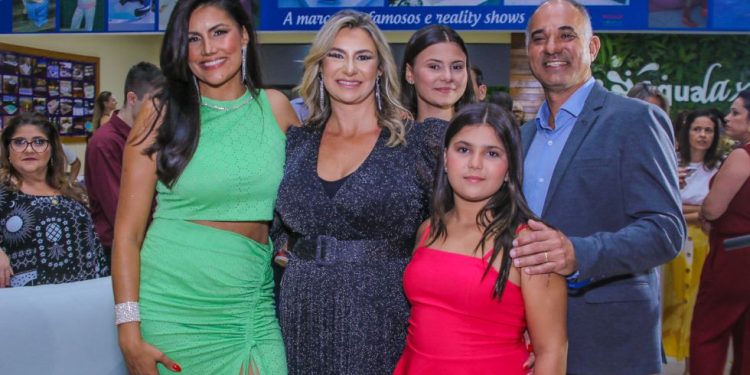 Ex-BBB Mariana Felício e o prefeito de Limeira Mario Botion prestigiam inauguração da nova unidade da Aqualax Ex-BBB Mariana Felício e o prefeito de Limeira Mario Botion prestigiam inauguração da nova unidade da Aqualax