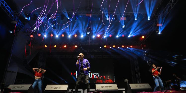 Kasino faz show marcante no festival Replay