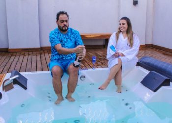 Em momento de relax, humorista Matheus Ceará posa em SPA ao lado da esposa Bianca Campos