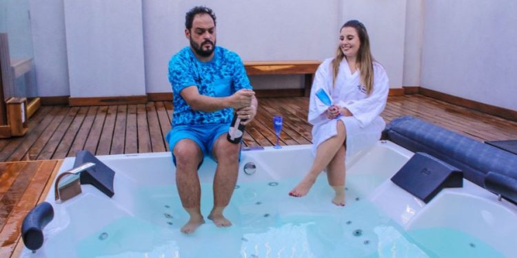 Em momento de relax, humorista Matheus Ceará posa em SPA ao lado da esposa Bianca Campos