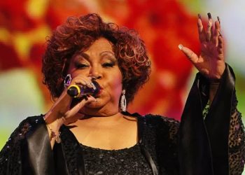 Alcione se apresenta em SP com a bateria da Mangueira
