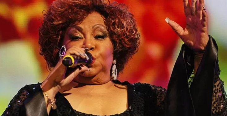 Alcione se apresenta em SP com a bateria da Mangueira