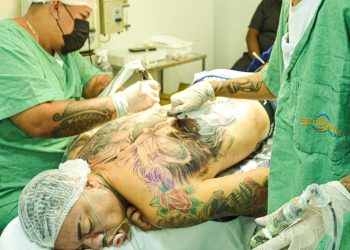 Explorando Limites: Influenciador Lázaro Sonic faz tatuagem arriscada com anestesia