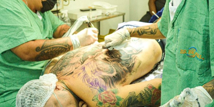Explorando Limites: Influenciador Lázaro Sonic faz tatuagem arriscada com anestesia