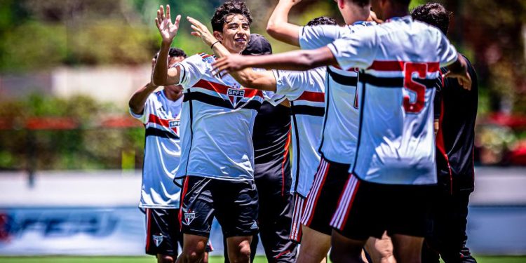 São Paulo F.C. – Sub-16 goleia Flamengo e segue 100% na Adidas Cup São Paulo F.C. – Sub-16 goleia Flamengo e segue 100% na Adidas Cup