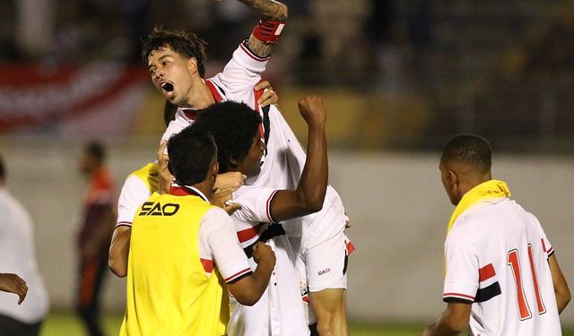 São Paulo F.C. – De virada, São Paulo vence e se classifica na Copinha