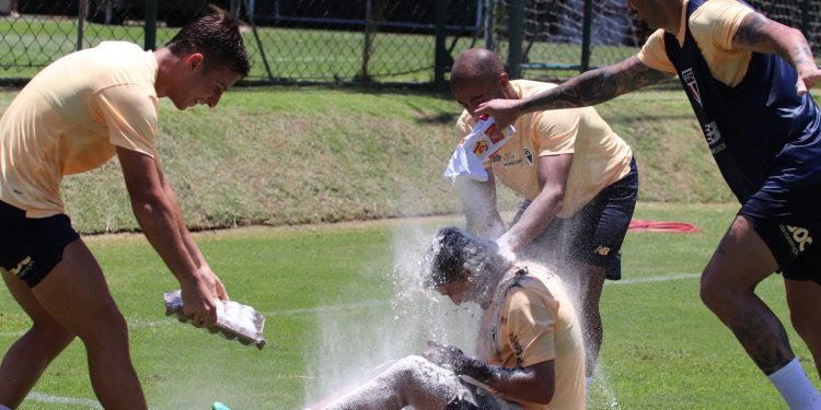 São Paulo F.C. – Aniversariante, Pablo Maia recebe o trote do elenco