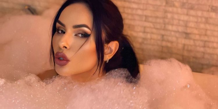 Atriz e Modelo Karina Sinopoli expressa o seu amor pela Arte Atriz e Modelo Karina Sinopoli expressa o seu amor pela Arte