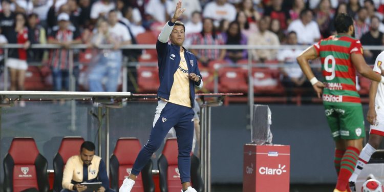 São Paulo F.C. – Carpini destaca bola parada tricolor na vitória sobre a Portuguesa São Paulo F.C. – Carpini destaca bola parada tricolor na vitória sobre a Portuguesa