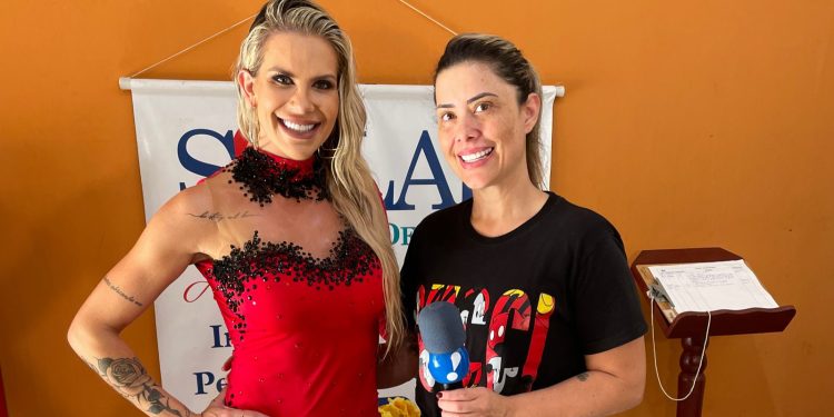 Ana Paula Alves, repórter do Tô Na Fama!, participa de ação social Carna do Bem do Beleza do Bem no solar dos idosos em Porto Ferreira