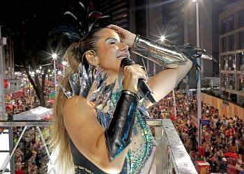Cantora Luana Monalisa aterrissa novamente sua Nave Elétrica no carnaval de Salvador