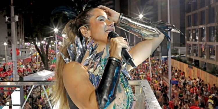 Cantora Luana Monalisa aterrissa novamente sua Nave Elétrica no carnaval de Salvador Cantora Luana Monalisa aterrissa novamente sua Nave Elétrica no carnaval de Salvador