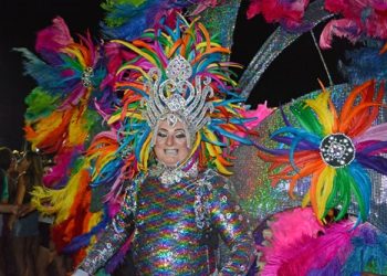 Reginaldo Gallo brilha com fantasia luxuosa no Carnaval de Porto Ferreira