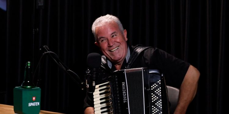 Sukata traz muita música em bate-papo descontraído no Cast Folha Nobre