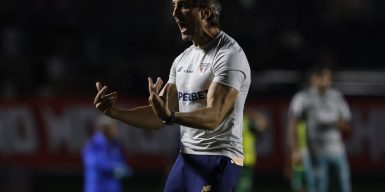 São Paulo F.C. – Luis Zubeldía vê clássico equilibrado e agradece o apoio da torcida