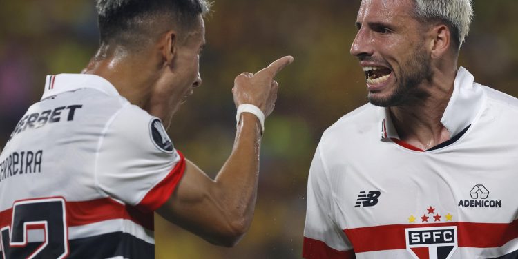 São Paulo F.C. – No Equador, São Paulo vence o Barcelona (EQU) por 2 a 0, na CONMEBOL Libertadores São Paulo F.C. – No Equador, São Paulo vence o Barcelona (EQU) por 2 a 0, na CONMEBOL Libertadores