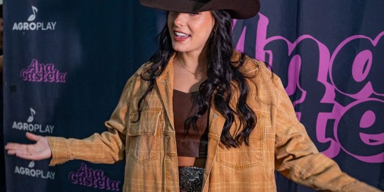 Ana Castela aposta em cinto country da Virgínia Cavalheiro durante gravação de DVD Herança Boiadeira