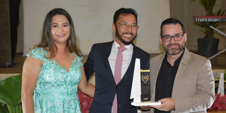 Ivan de Lara, consultor de marketing político, é agraciado com o Prêmio Notável Ivan de Lara, consultor de marketing político, é agraciado com o Prêmio Notável