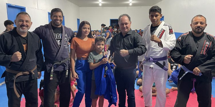 Deputado Pedro Fernandes realiza entrega de benefícios ao Projeto Pequeno Samurai em Cujubim