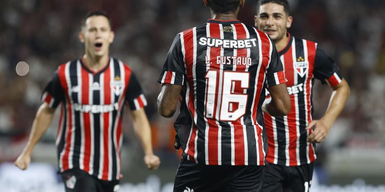 São Paulo F.C. – Luiz Gustavo celebra retorno com gol em vitória na Copa do Brasil