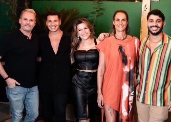 Famosos curtem noite regada a pizza e drinks