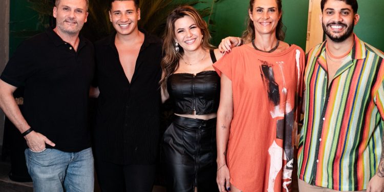 Famosos curtem noite regada a pizza e drinks