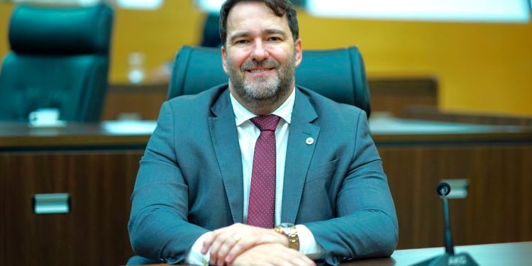 Deputado Alex Redano confirma presença nesta quinta-feira, 16, no Cast Folha Nobre.