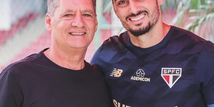São Paulo F.C. – Rafael recebe a visita do pai e celebra convocação para a Copa América São Paulo F.C. – Rafael recebe a visita do pai e celebra convocação para a Copa América