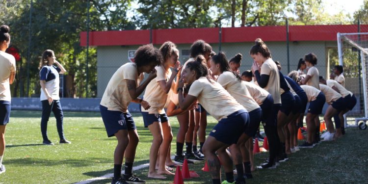 São Paulo F.C. – Psicóloga realiza atividade com o elenco feminino São Paulo F.C. – Psicóloga realiza atividade com o elenco feminino