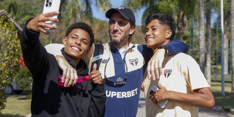 São Paulo F.C. – Luis Zubeldía visita o CFA de Cotia São Paulo F.C. – Luis Zubeldía visita o CFA de Cotia
