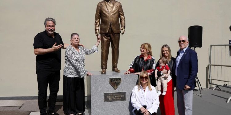 São Paulo F.C. – São Paulo inaugura estátua em homenagem a Cícero Pompeu de Toledo São Paulo F.C. – São Paulo inaugura estátua em homenagem a Cícero Pompeu de Toledo