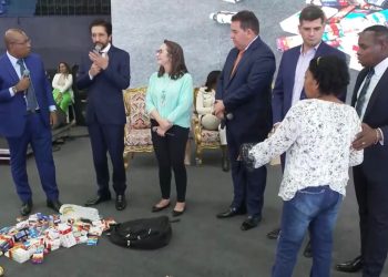 Bispo Luciano Neves é aplaudido pelo Prefeito Ricardo Nunes e Deputada Federal Renata Abreu