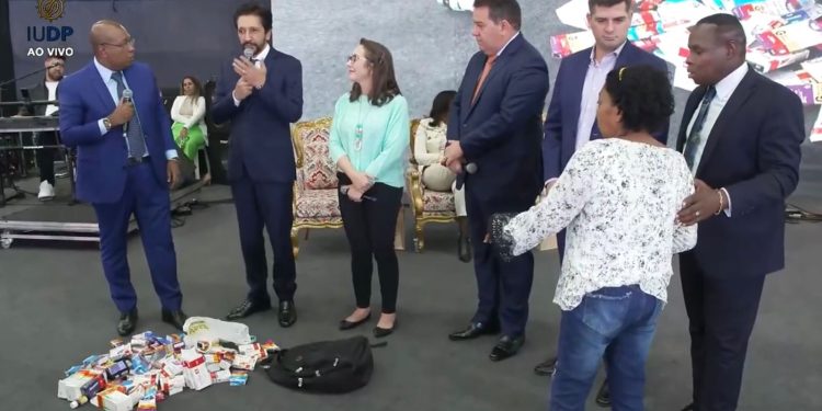 Bispo Luciano Neves é aplaudido pelo Prefeito Ricardo Nunes e Deputada Federal Renata Abreu Bispo Luciano Neves é aplaudido pelo Prefeito Ricardo Nunes e Deputada Federal Renata Abreu