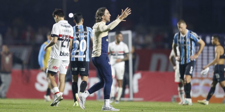 São Paulo F.C. – Zubeldía festeja “três pontos valiosos” após vitória sobre o Grêmio São Paulo F.C. – Zubeldía festeja “três pontos valiosos” após vitória sobre o Grêmio