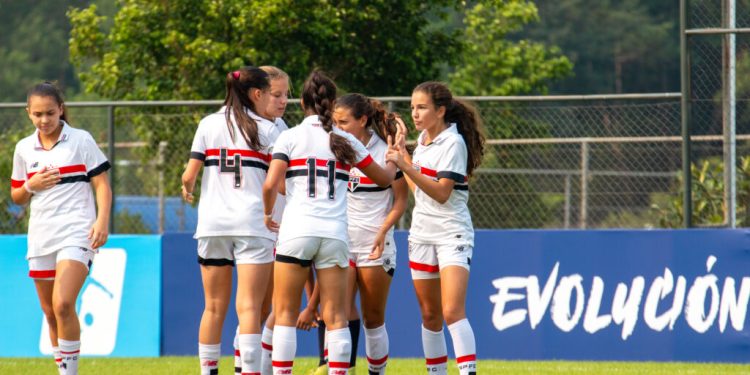 São Paulo F.C. – Base feminina vence o Nacional (URU) na Fiesta Evolución Sub-14 São Paulo F.C. – Base feminina vence o Nacional (URU) na Fiesta Evolución Sub-14