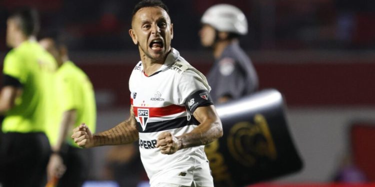 São Paulo F.C. – Rafinha elogia desempenho e exalta elenco do São Paulo após vitória