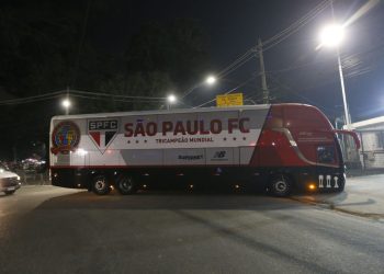 São Paulo F.C. – New Balance prepara ação de novo terceiro uniforme do São Paulo FC na chegada do ônibus dos jogadores no MorumBIS
