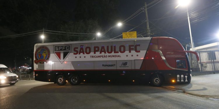 São Paulo F.C. – New Balance prepara ação de novo terceiro uniforme do São Paulo FC na chegada do ônibus dos jogadores no MorumBIS