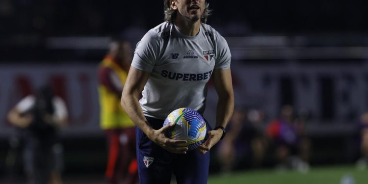 São Paulo F.C. – Zubeldía comenta derrota e valoriza elenco São Paulo F.C. – Zubeldía comenta derrota e valoriza elenco