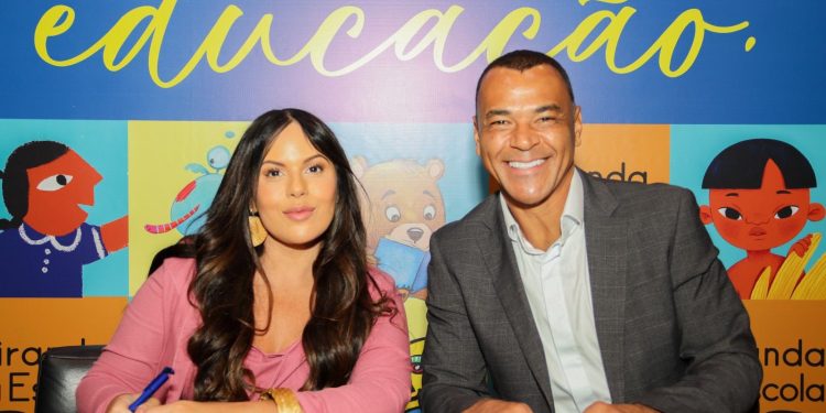 Bienal do Livro SP: Mariah Morais e Cafu participam de sessão de autógrafos